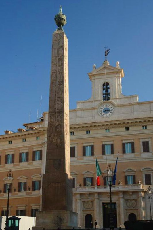 Obelisk przed budynkiem parlamentu