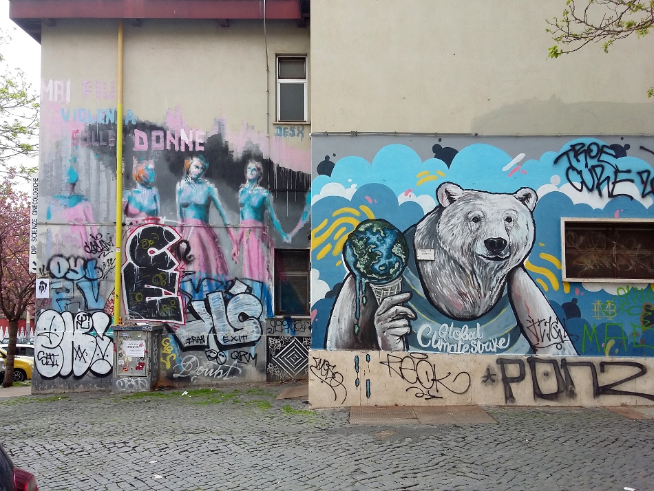 od lewej: Luca Ximenes (IT), Nigdy więcej gwałtu; Matteo Brogi (IT),  Global Climate Strike, 2019 (foto 2022) - Via dei Sabelli